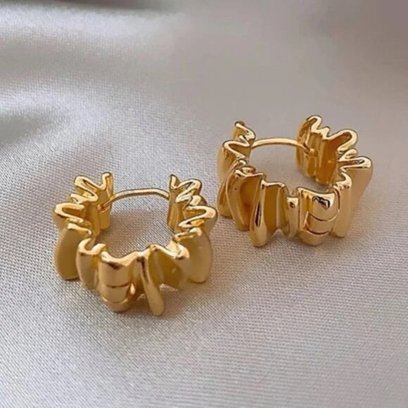 Gold crinkle huggie hoop earrings ✨ - Picture 1 of 5